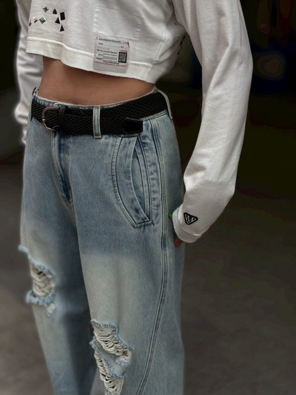 ブルー系のパンツ、ホワイト系のTシャツ/カットソーを着用したレディースの秋コーディネートの5枚目の写真