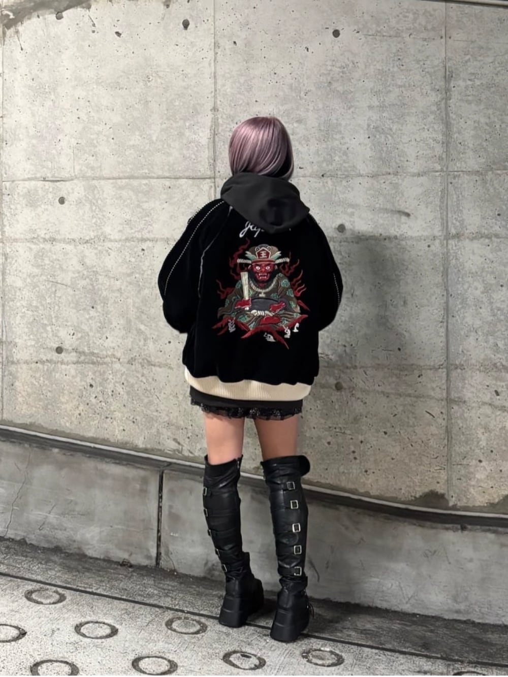 ブラック系のパーカー、ブラック系のジャケット/アウターを着用したレディースの冬コーディネートの3枚目の写真