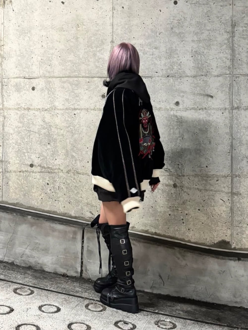 ブラック系のパーカー、ブラック系のジャケット/アウターを着用したレディースの冬コーディネートの2枚目の写真