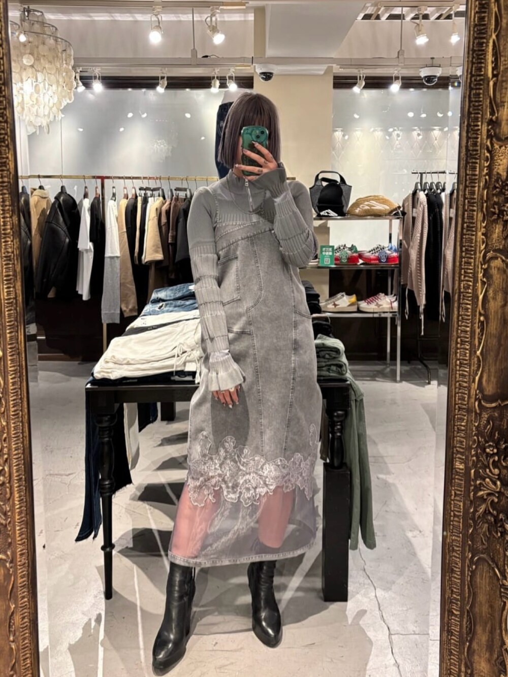 グレー系のジャンパースカート、グレー系のニット/セーターを着用したレディースの春コーディネートの2枚目の写真