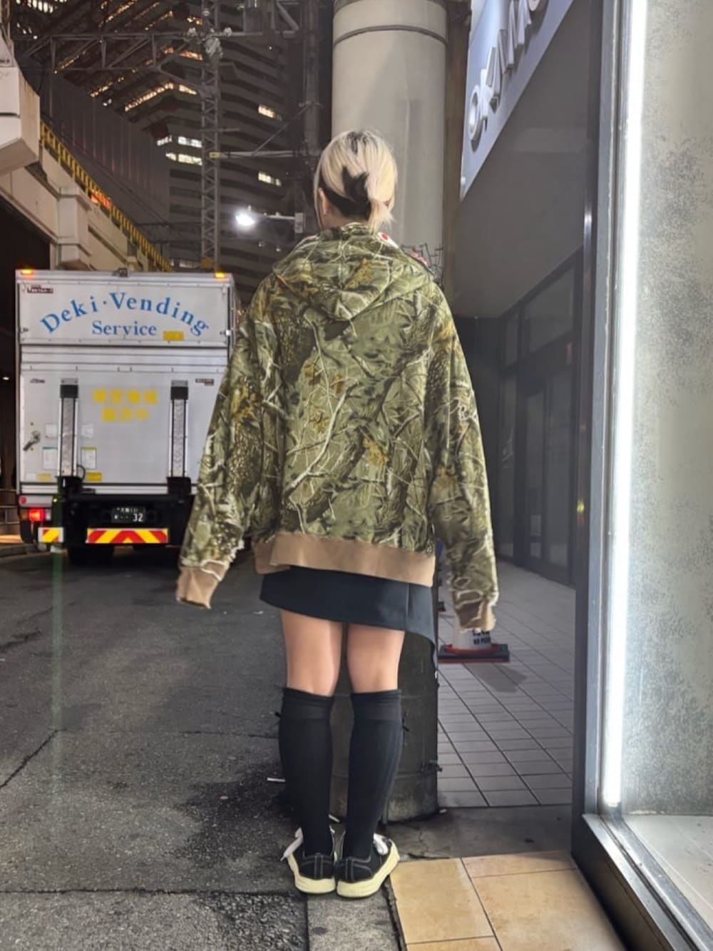 その他のパーカーを着用したレディースの秋コーディネートの2枚目の写真