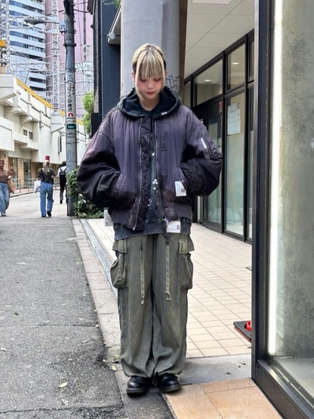 ブラック系のカーゴパンツ、ブラック系のパーカー、ブラック系のブルゾンを着用したレディースの秋コーディネートの3枚目の写真