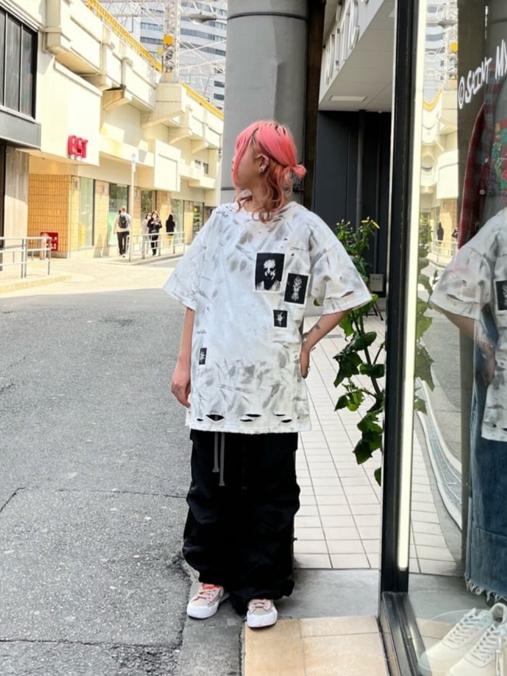 グレー系のTシャツ/カットソー、ブラック系のその他パンツを着用したレディースの春コーディネートの2枚目の写真