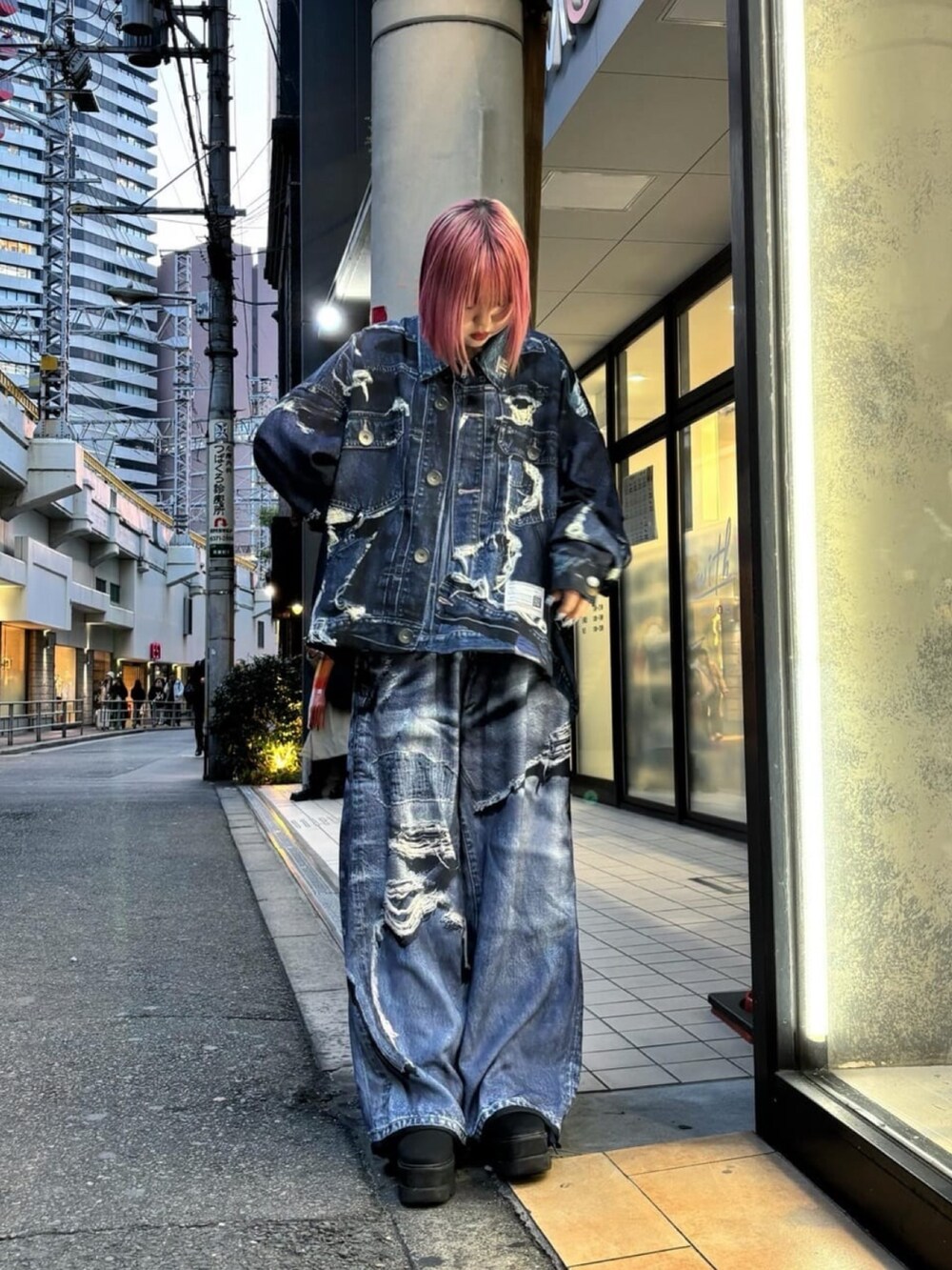 ブルー系のパンツ、ブルー系のジャケット/アウター、ブルー系のTシャツ/カットソーを着用したレディースの夏コーディネートの3枚目の写真