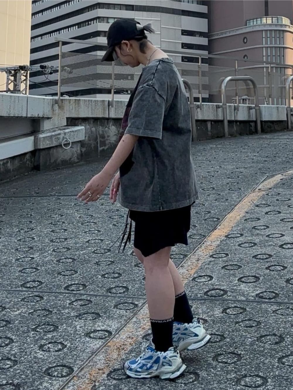 ブラック系のスカート、ブラック系のトップス、ブラック系の帽子を着用したレディースの夏コーディネートの2枚目の写真