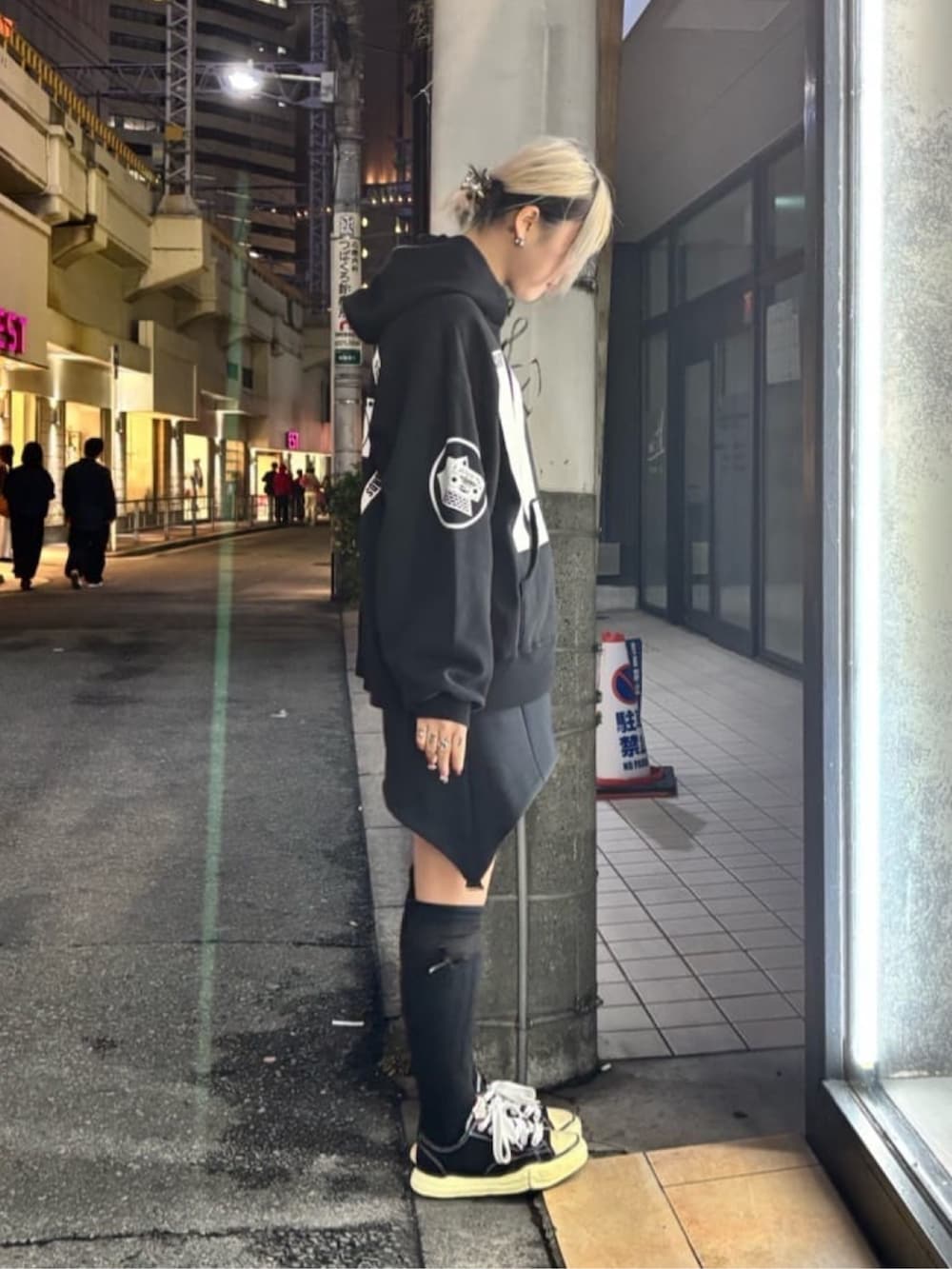 ブラック系のトップスを着用したレディースの秋コーディネートの4枚目の写真