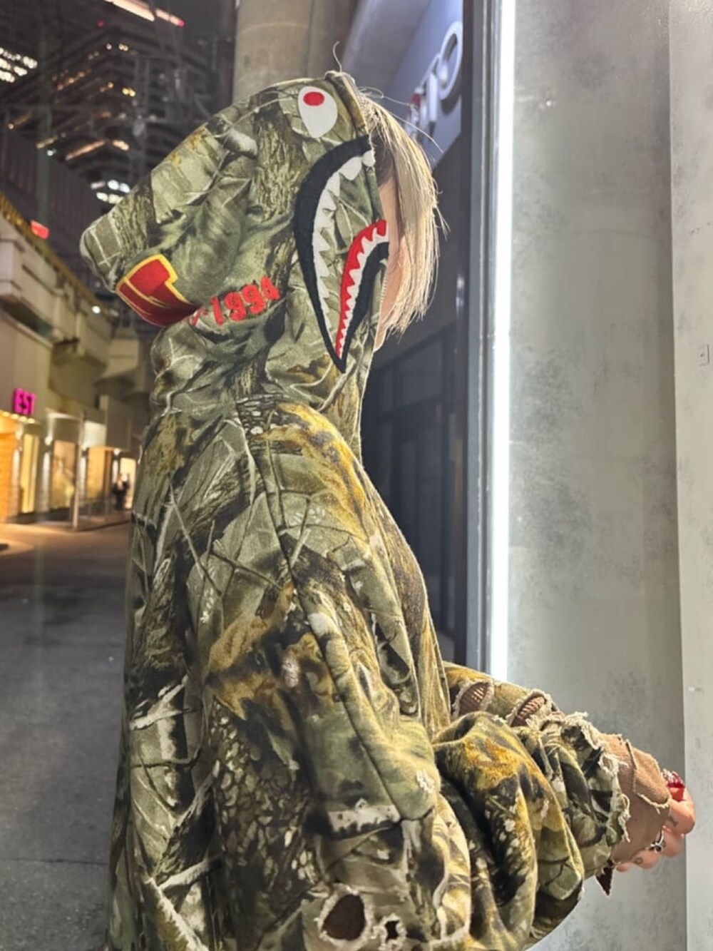 その他のパーカーを着用したレディースの秋コーディネートの3枚目の写真