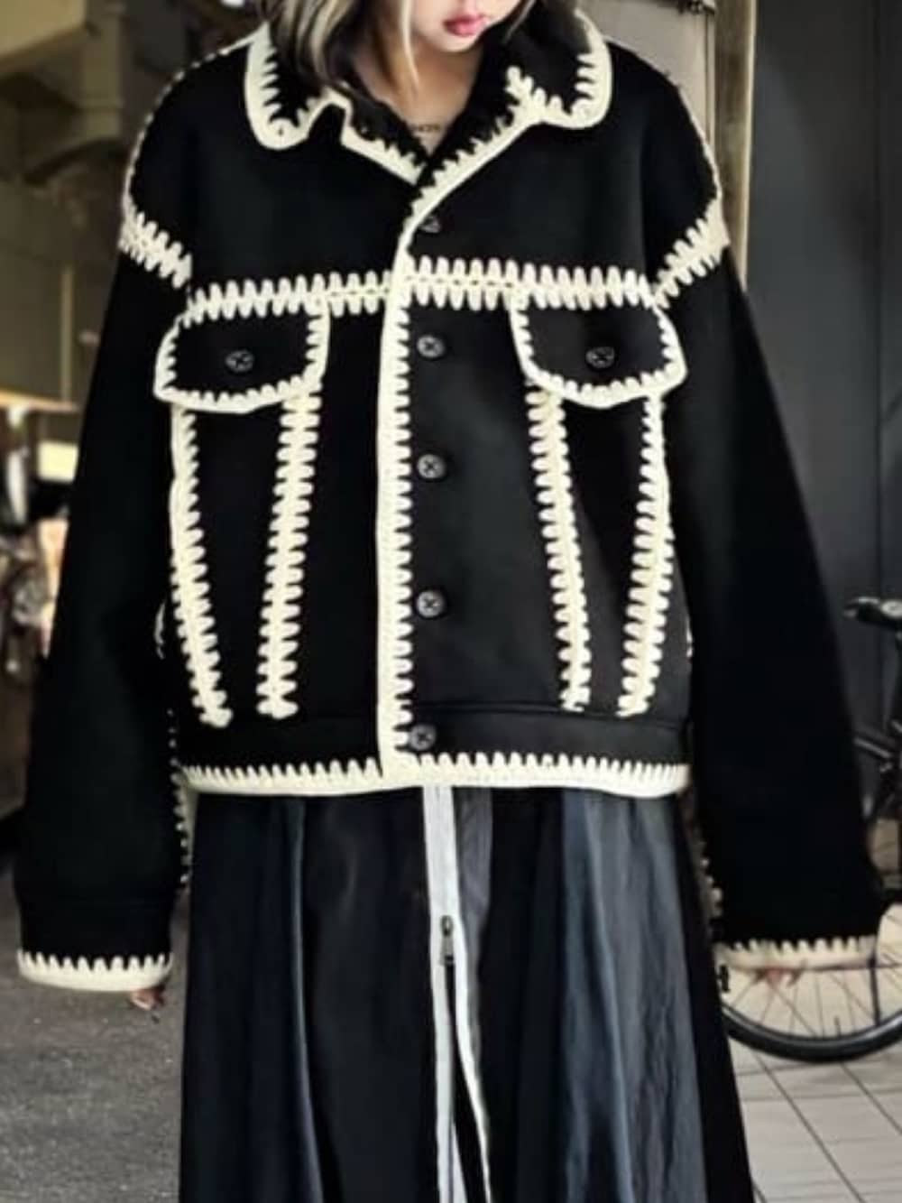 ブラック系のブルゾンを着用したレディースの秋コーディネートの5枚目の写真