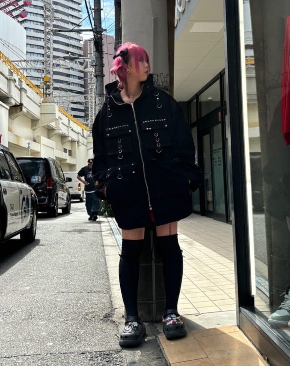 ブラック系のその他アウターを着用したレディースの春コーディネートの3枚目の写真