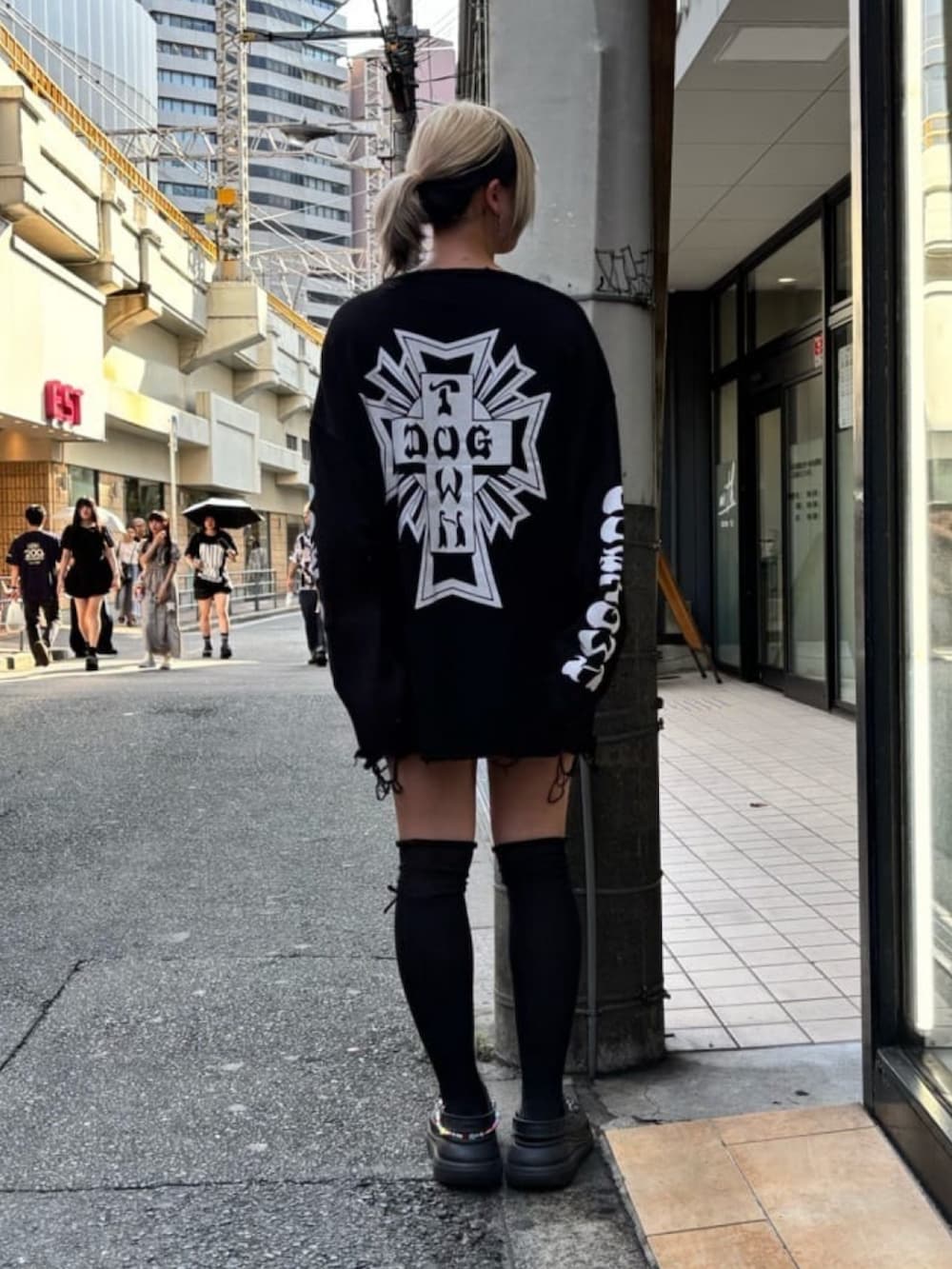 ブラック系のニット/セーターを着用したレディースの秋コーディネートの3枚目の写真