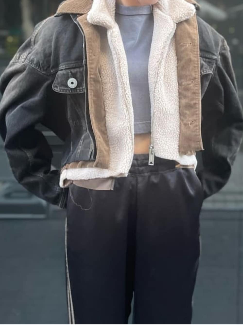 ブラック系のTシャツ/カットソー、ブラック系のジャケット/アウター、ブラック系のパンツを着用したレディースの秋コーディネートの4枚目の写真