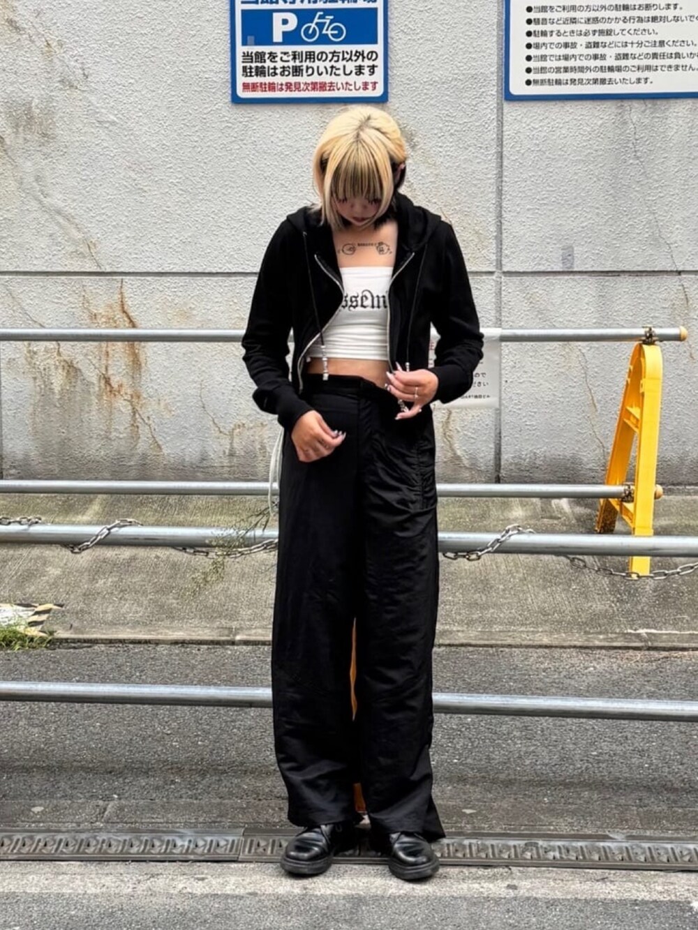 ブラック系のその他パンツ、ホワイト系のTシャツ/カットソー、ブラック系のパーカーを着用したレディースの秋コーディネートの2枚目の写真