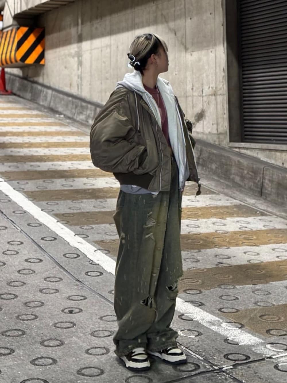 グリーン系のジャケット/アウター、レッド系のTシャツ/カットソー、ブルー系のデニムパンツを着用したレディースの秋コーディネートの2枚目の写真