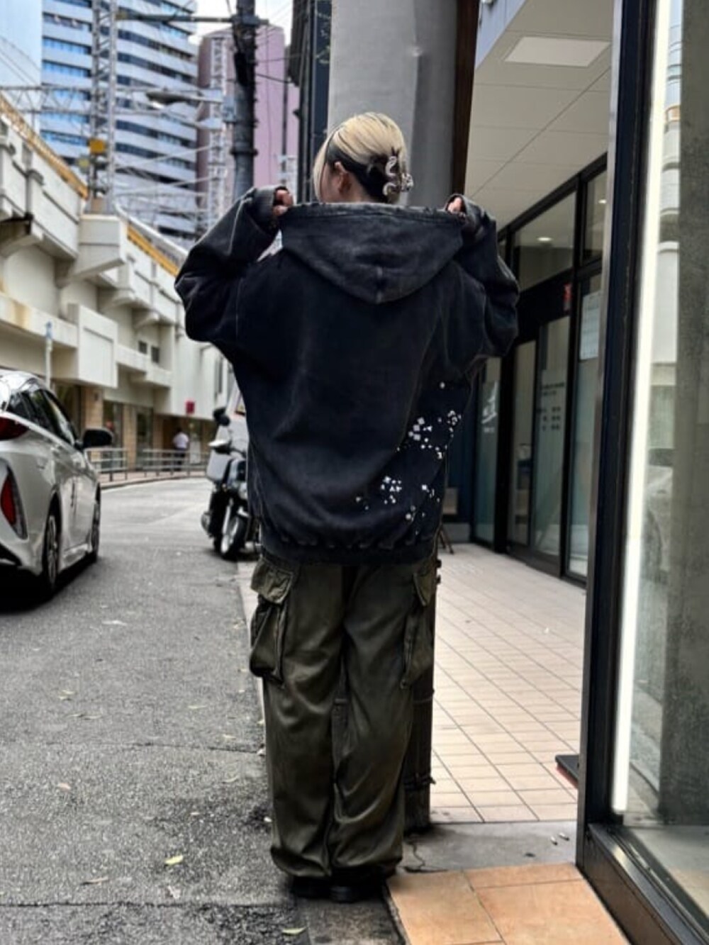 ブラック系のパーカー、ブラック系のカーゴパンツを着用したレディースの秋コーディネートの3枚目の写真