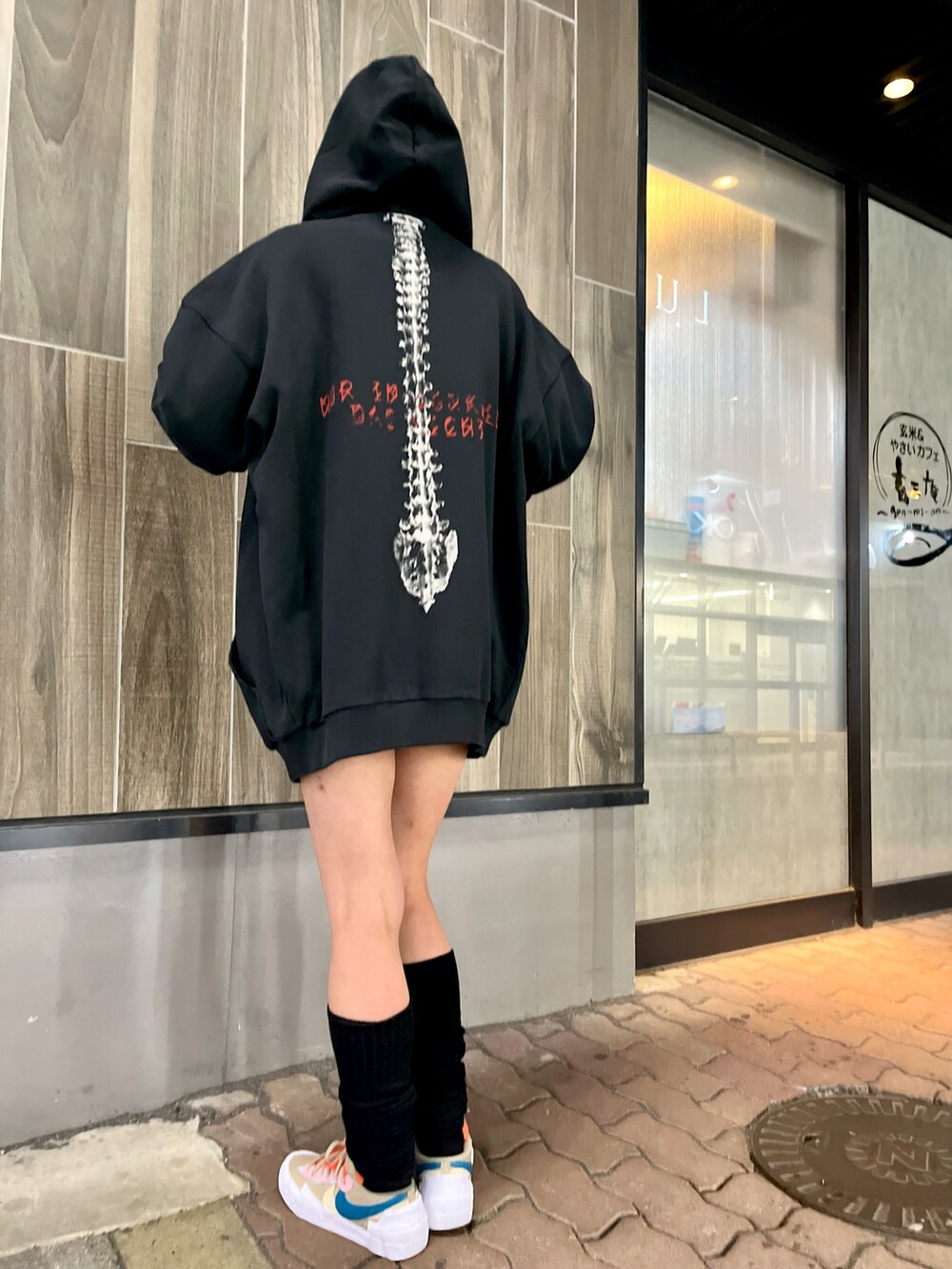 ブラック系のパーカー、ブラック系のスマホケース/カバーを着用したレディースの春コーディネートの2枚目の写真