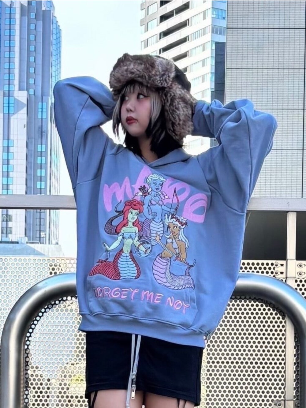 ブルー系のパーカー、ブラック系のニットキャップ/ビーニーを着用したレディースの秋コーディネートの5枚目の写真