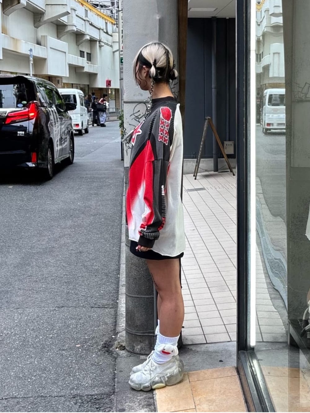 ホワイト系のスニーカーを着用したレディースの秋コーディネートの2枚目の写真