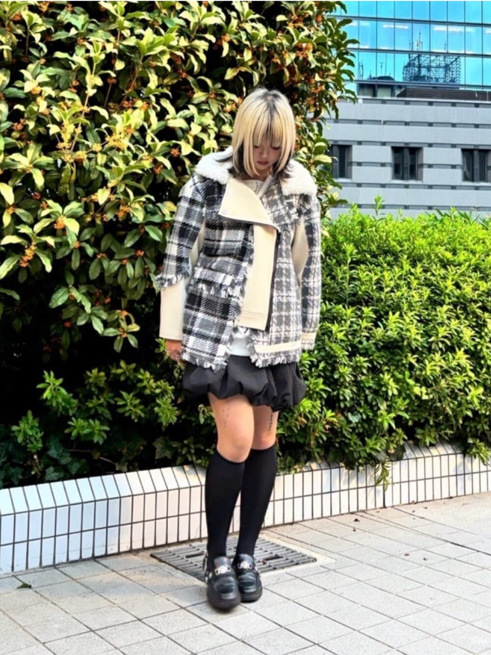 ホワイト系のブルゾン、ホワイト系のTシャツ/カットソーを着用したレディースの冬コーディネートの2枚目の写真