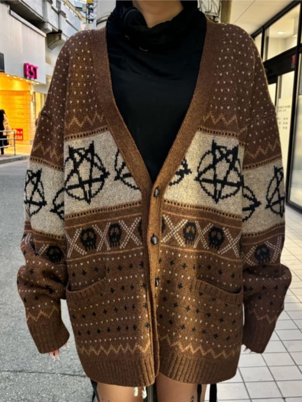 ブラウン系のカーディガン/ボレロを着用したレディースの冬コーディネートの4枚目の写真