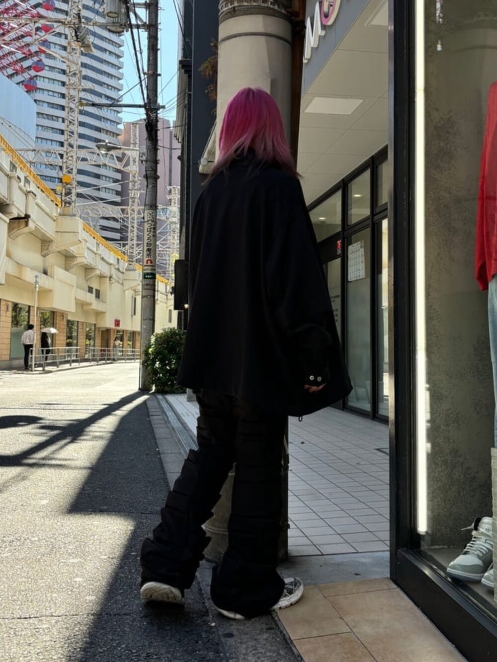 ブラック系のその他パンツ、ブラック系のシャツ/ブラウスを着用したレディースの春コーディネートの4枚目の写真