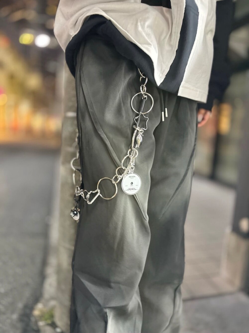 ブラック系のトップス、ブラック系のスウェットパンツを着用したレディースの冬コーディネートの4枚目の写真