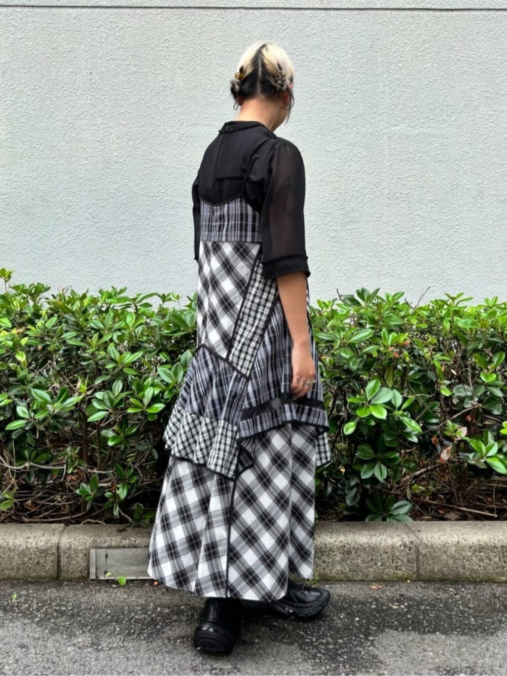 ブラック系のTシャツ/カットソー、ブラック系のワンピース、ブラック系のシューズを着用したレディースの夏コーディネートの2枚目の写真