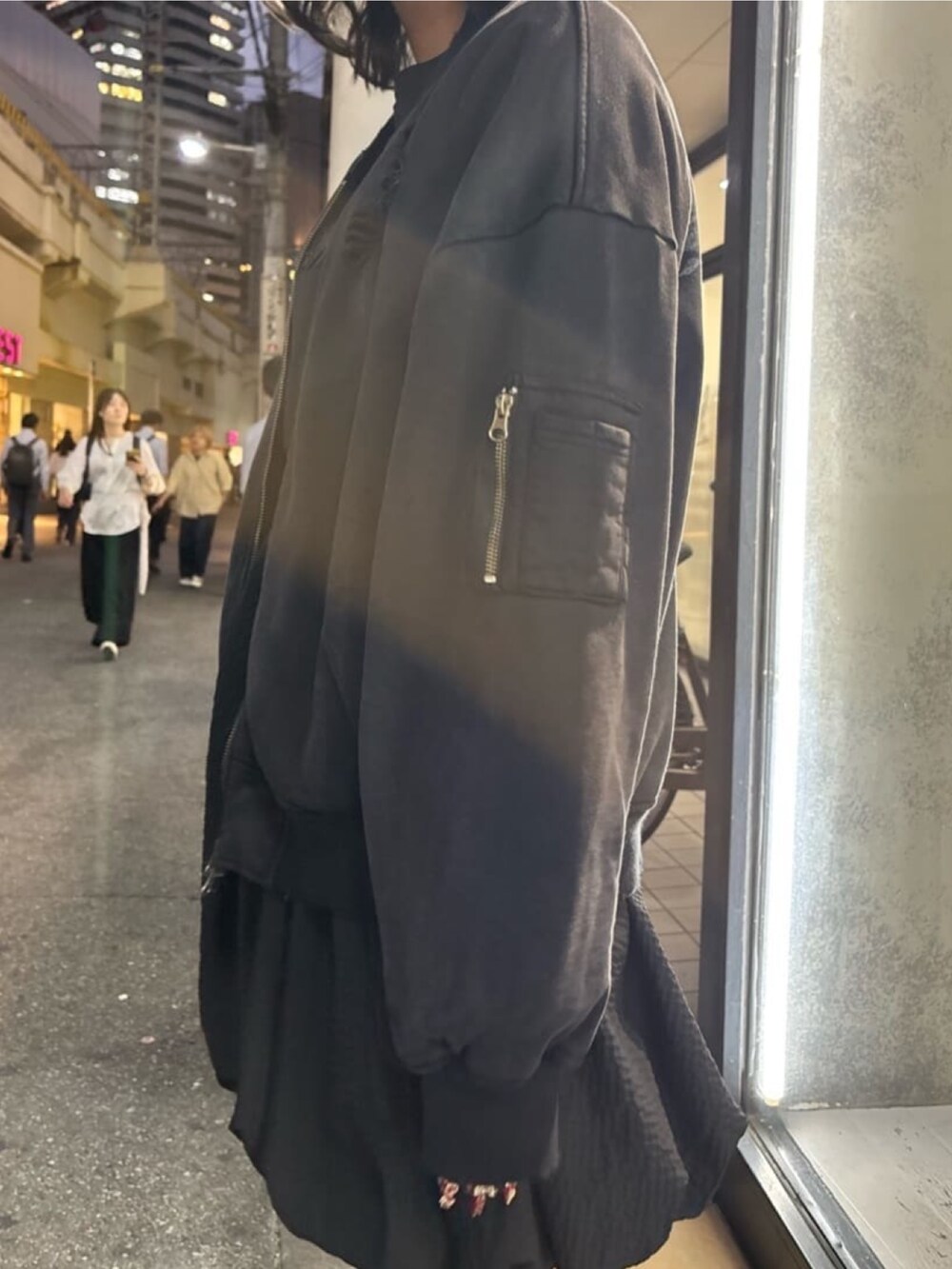 ブラック系のMA-1を着用したレディースの秋コーディネートの3枚目の写真