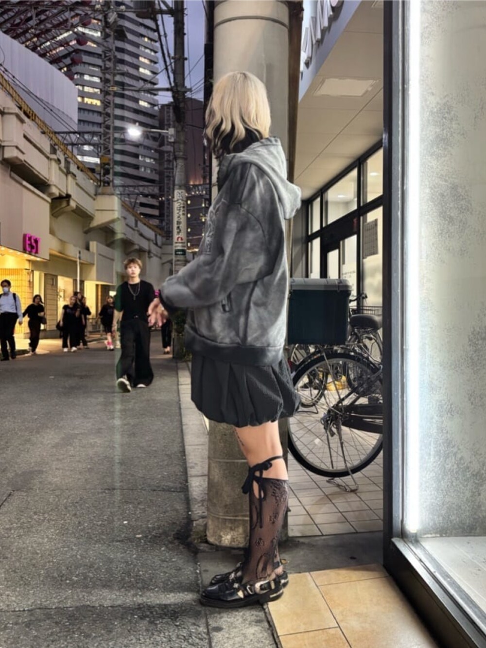 ブラック系のパーカーを着用したレディースの秋コーディネートの3枚目の写真