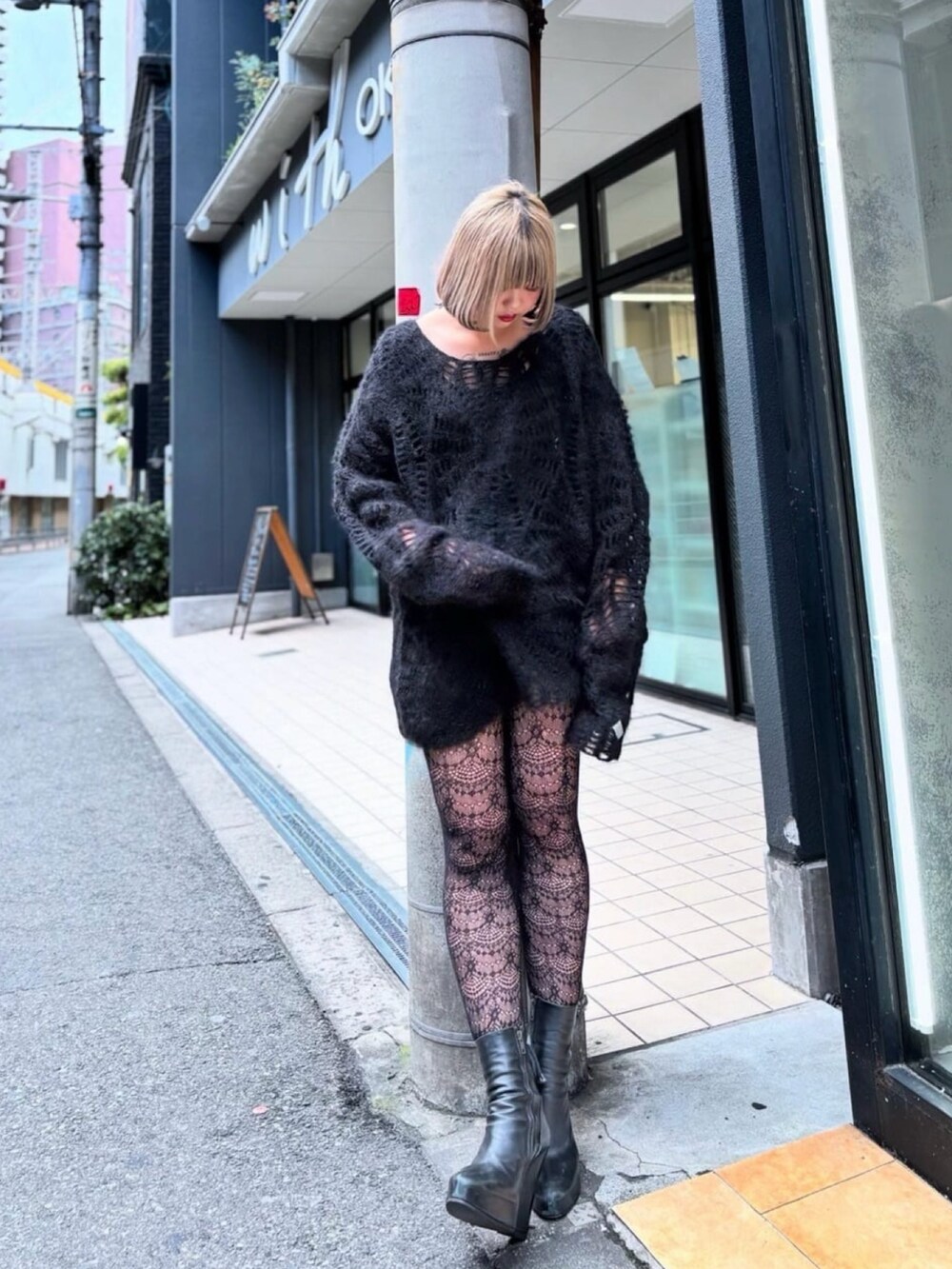 ブラック系のニット/セーターを着用したレディースの春コーディネートの2枚目の写真