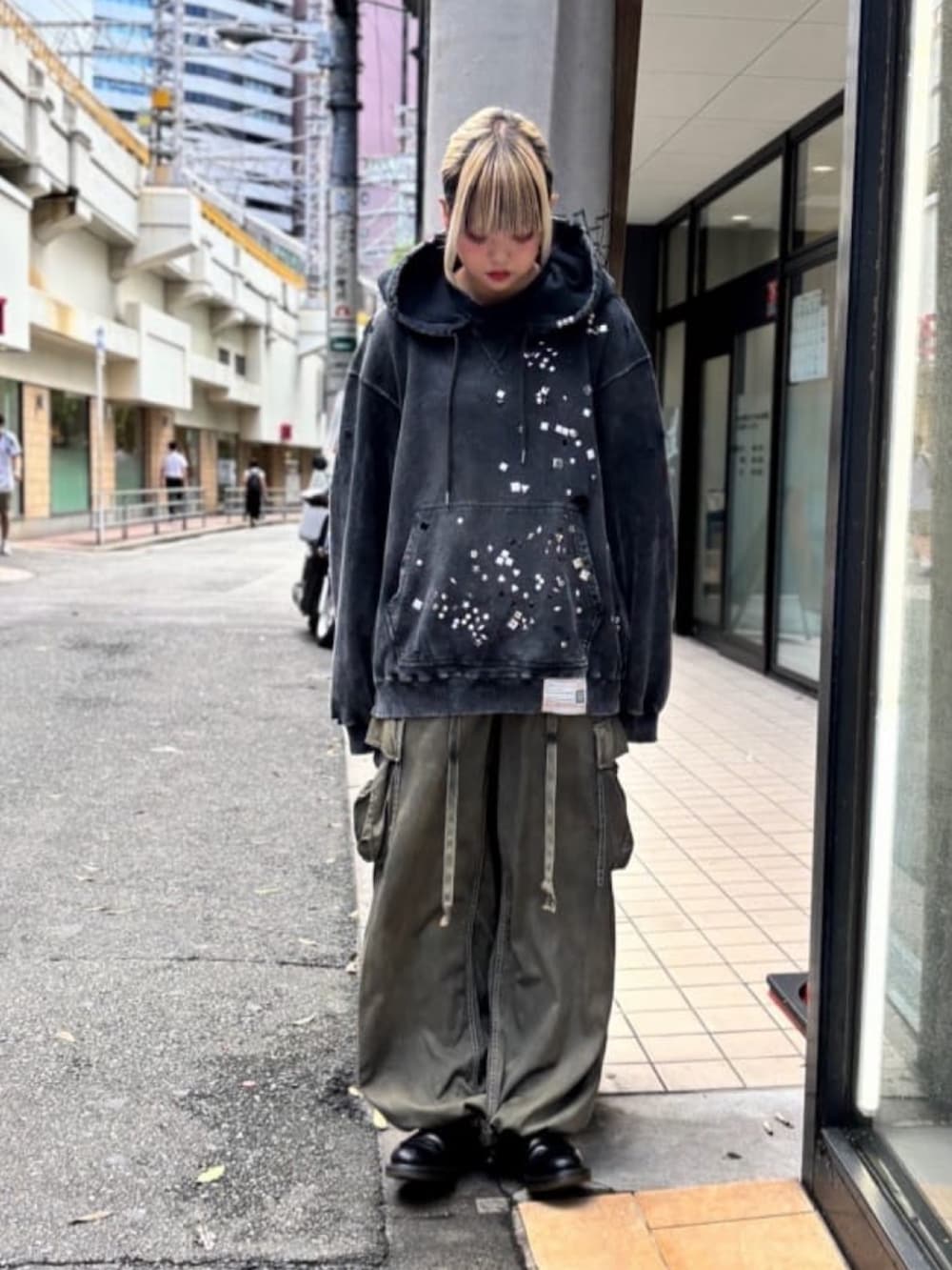 ブラック系のパーカー、ブラック系のカーゴパンツを着用したレディースの秋コーディネートの2枚目の写真