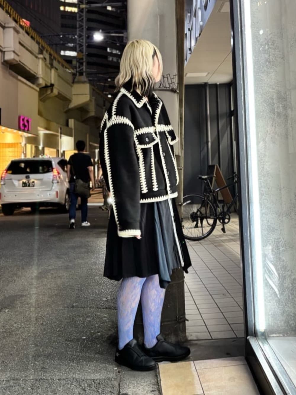 ブラック系のブルゾンを着用したレディースの秋コーディネートの3枚目の写真