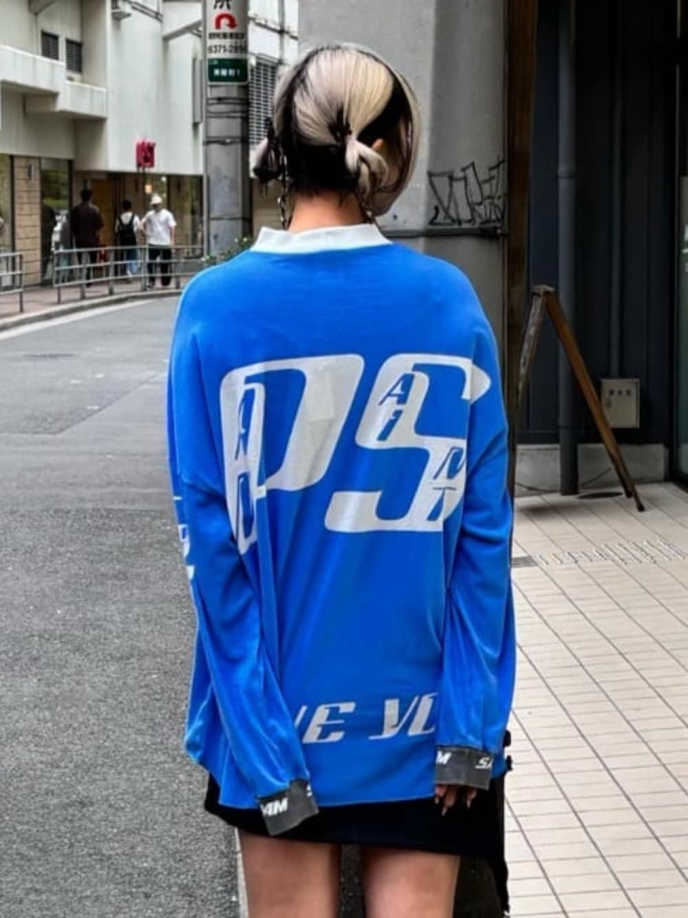 ブルー系のトップス、ホワイト系のスニーカーを着用したレディースの秋コーディネートの4枚目の写真