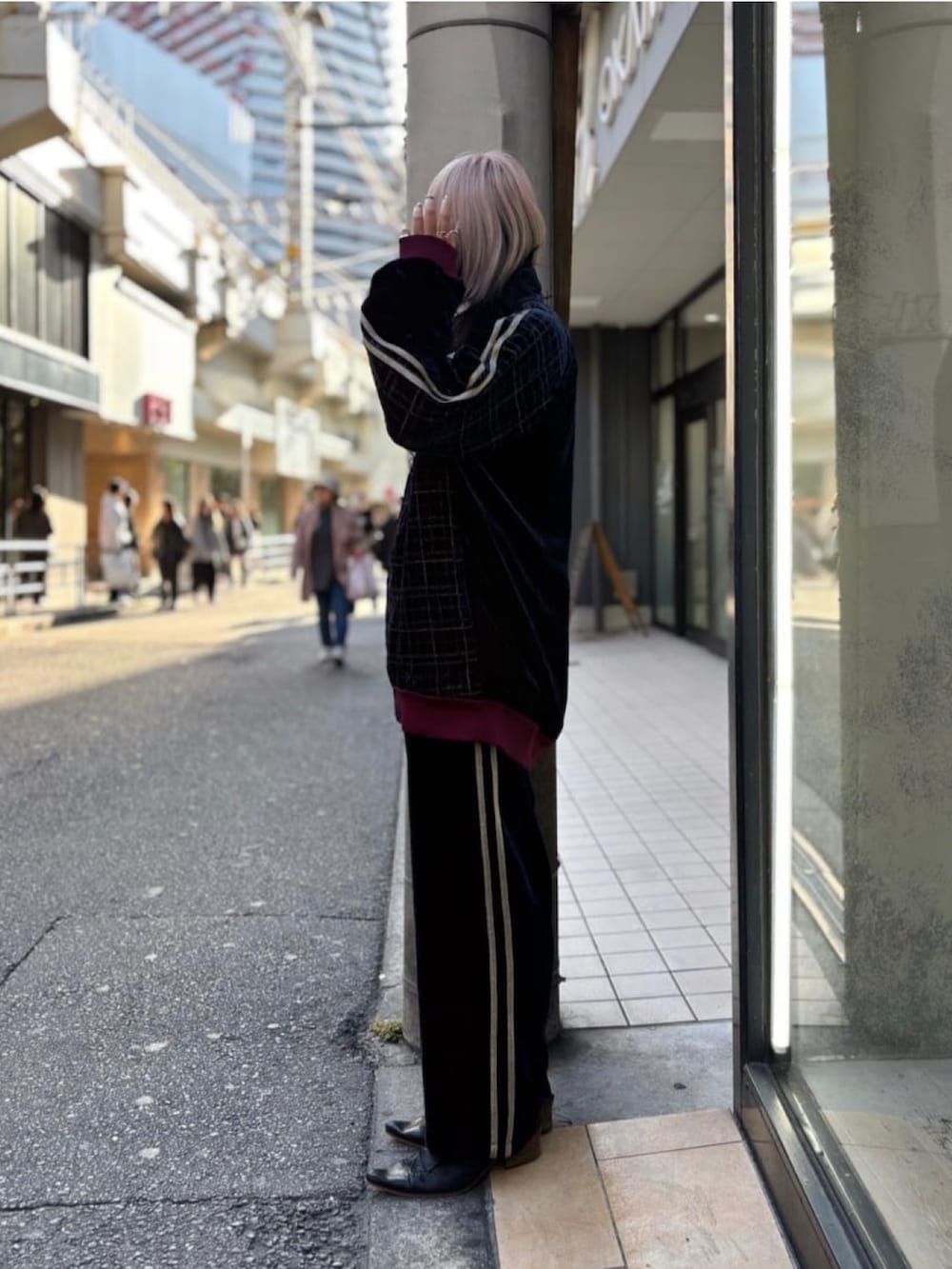 ブラック系のジャケット/アウター、ブルー系のパンツを着用したレディースの冬コーディネートの4枚目の写真