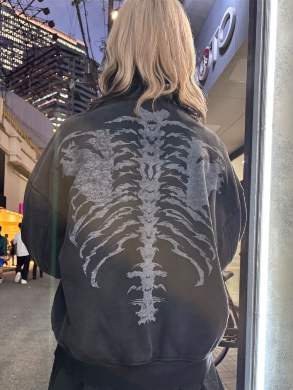 ブラック系のMA-1を着用したレディースの秋コーディネートの4枚目の写真