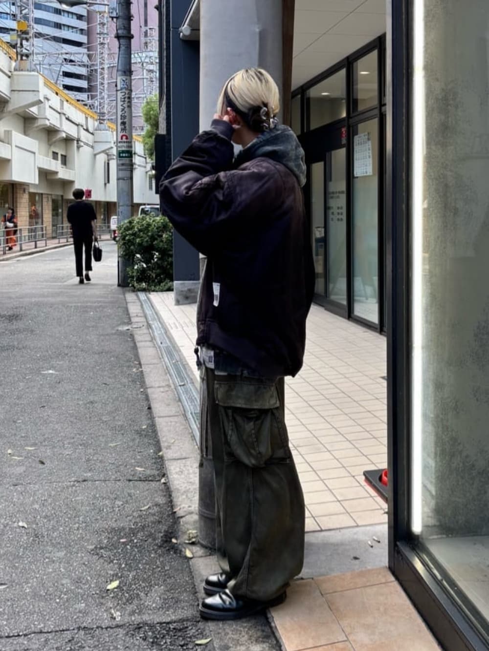 ブラック系のカーゴパンツ、ブラック系のパーカー、ブラック系のブルゾンを着用したレディースの秋コーディネートの4枚目の写真