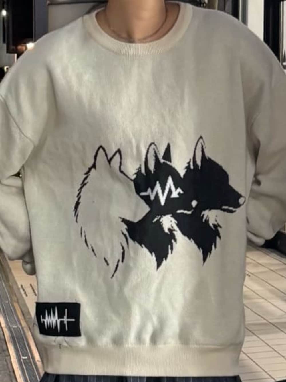 ベージュ系のニット/セーターを着用したレディースの秋コーディネートの4枚目の写真