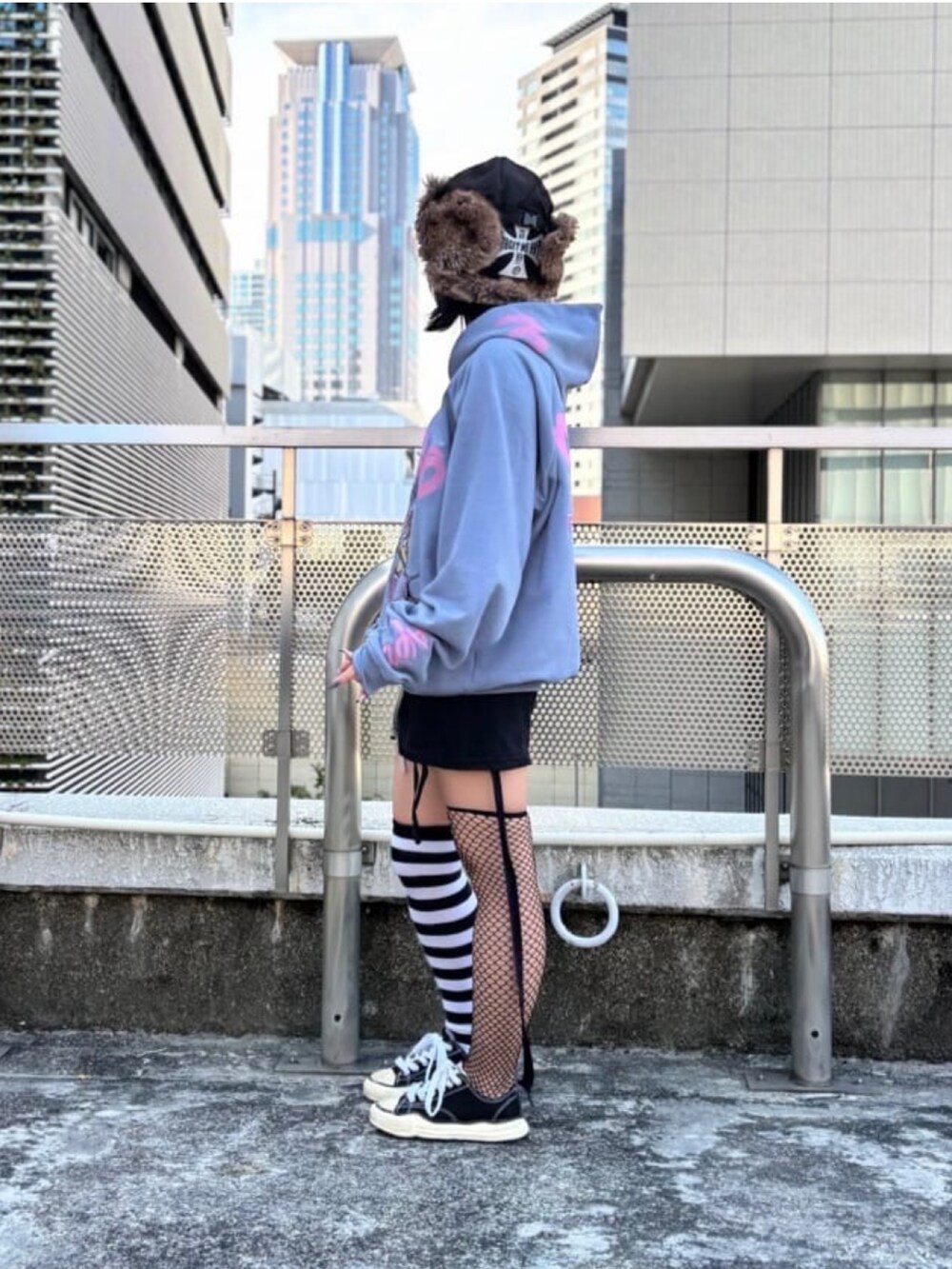 ブルー系のパーカー、ブラック系のニットキャップ/ビーニーを着用したレディースの秋コーディネートの3枚目の写真