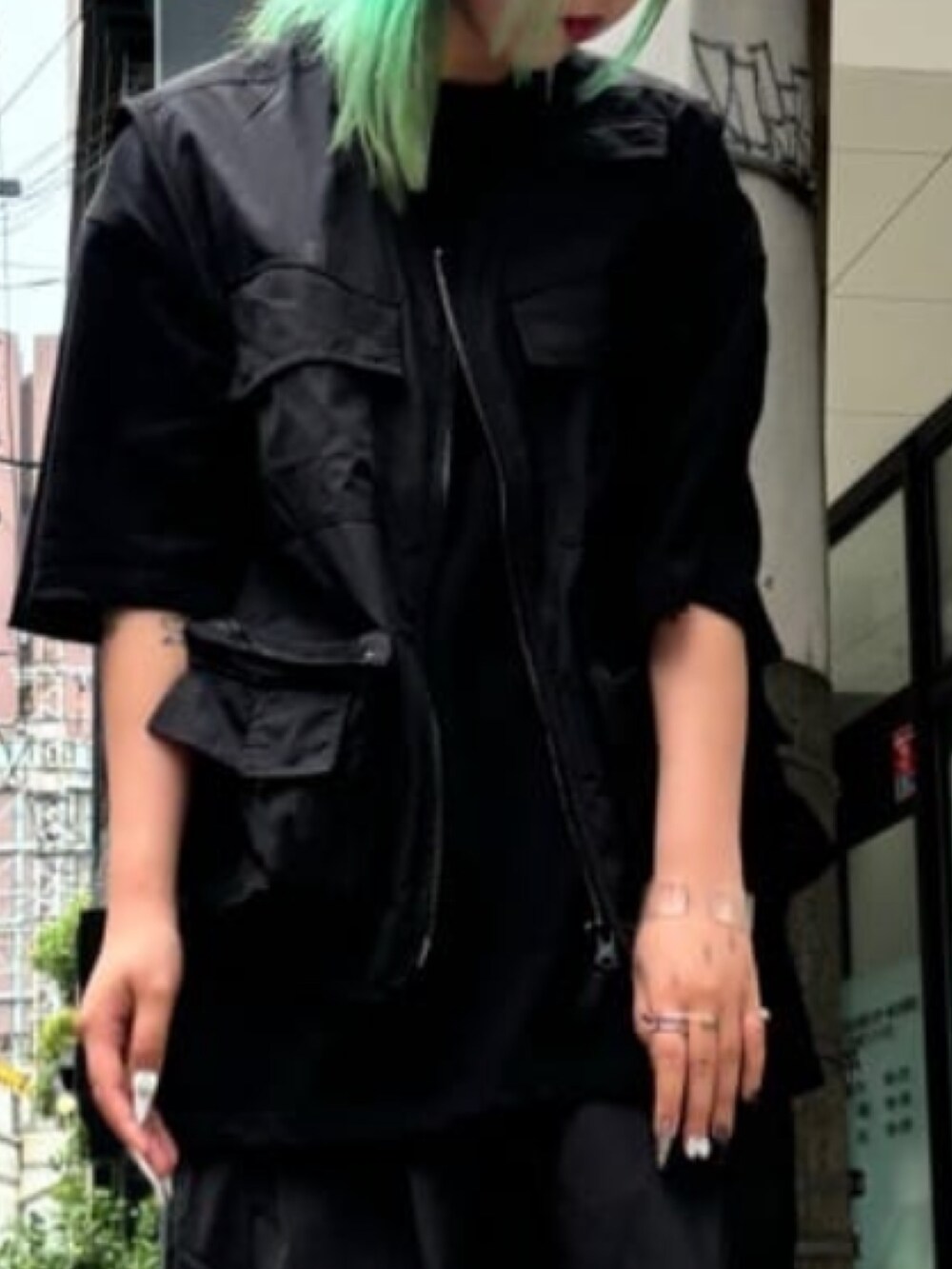 ブラック系のカーゴパンツ、ブラック系のベストを着用したレディースの春コーディネートの3枚目の写真