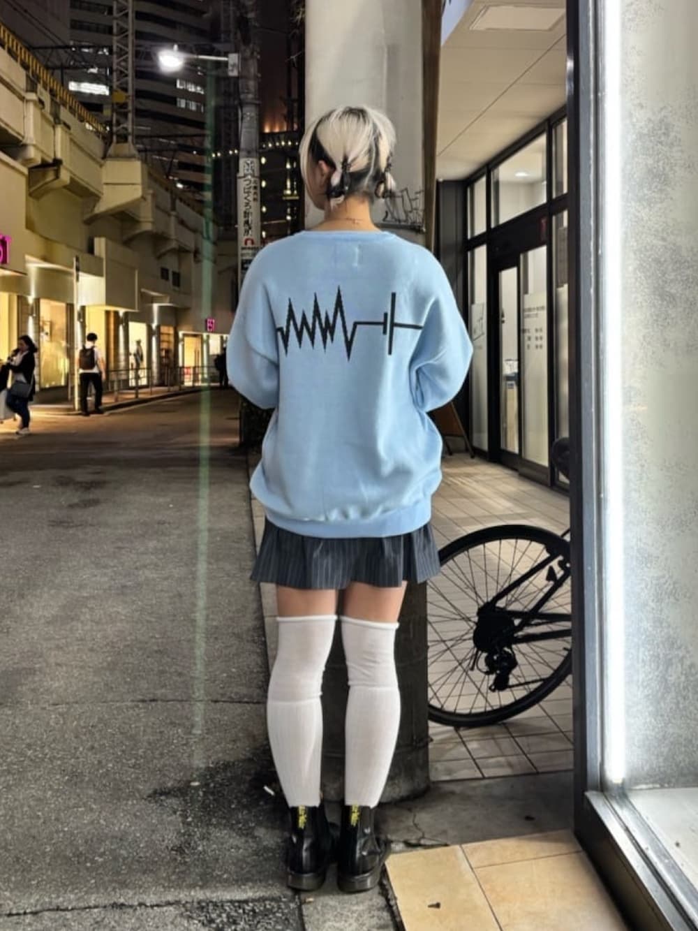 ブルー系のニット/セーターを着用したレディースの秋コーディネートの3枚目の写真