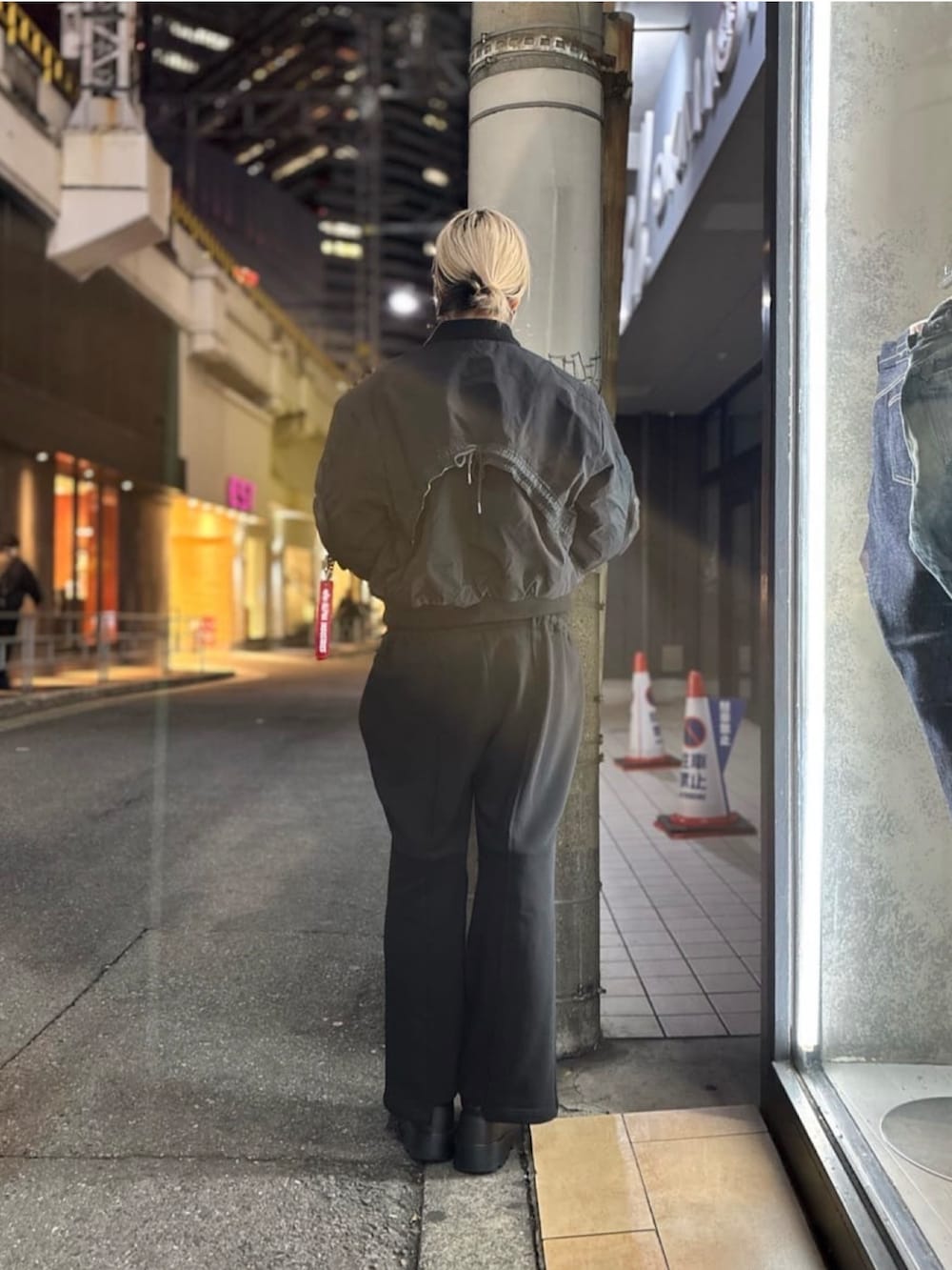 ブラック系のスウェットパンツ、ブラック系のMA-1を着用したレディースの冬コーディネートの3枚目の写真