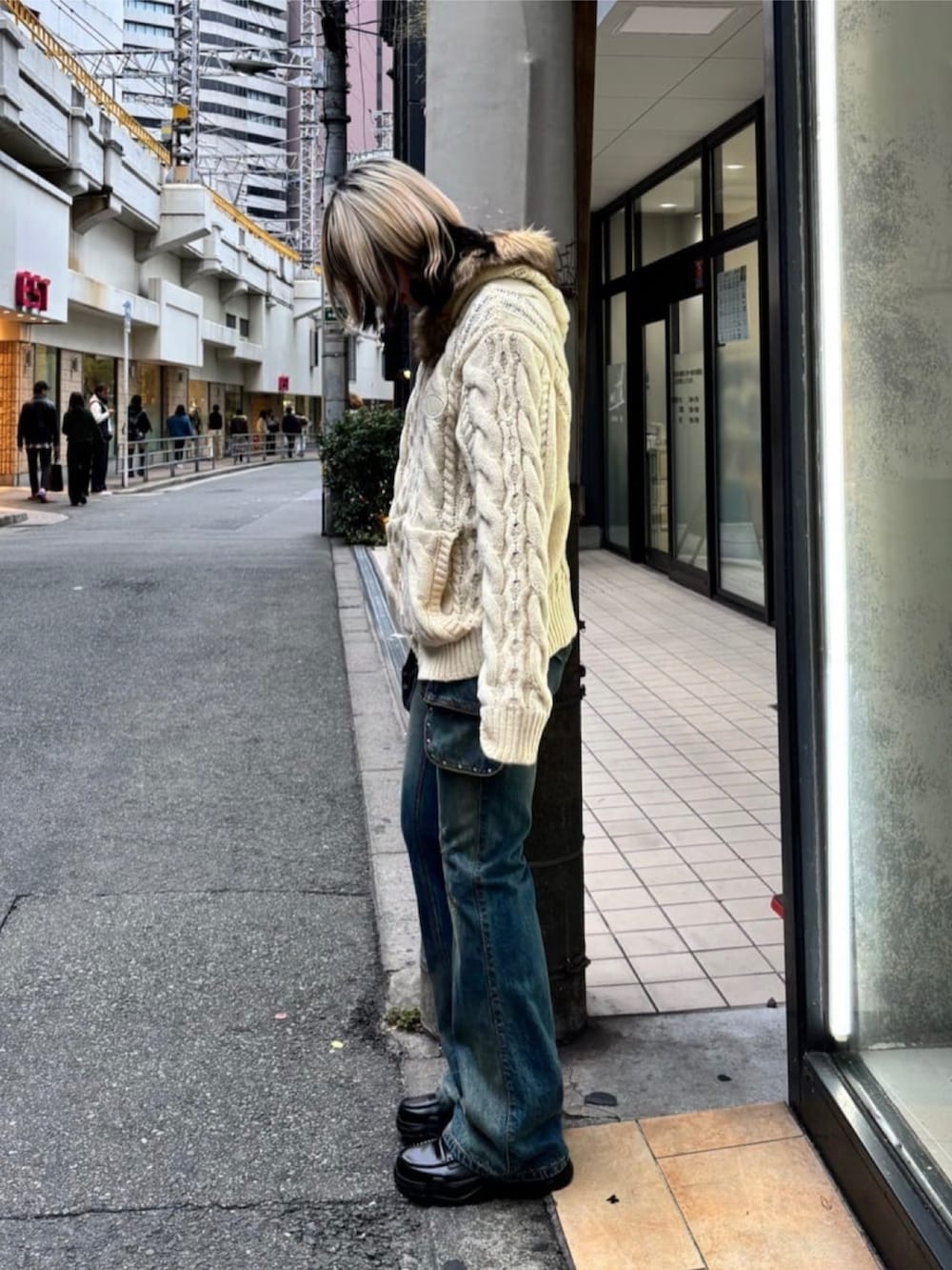 ブルー系のデニムパンツ、ホワイト系のトップスを着用したレディースの冬コーディネートの2枚目の写真