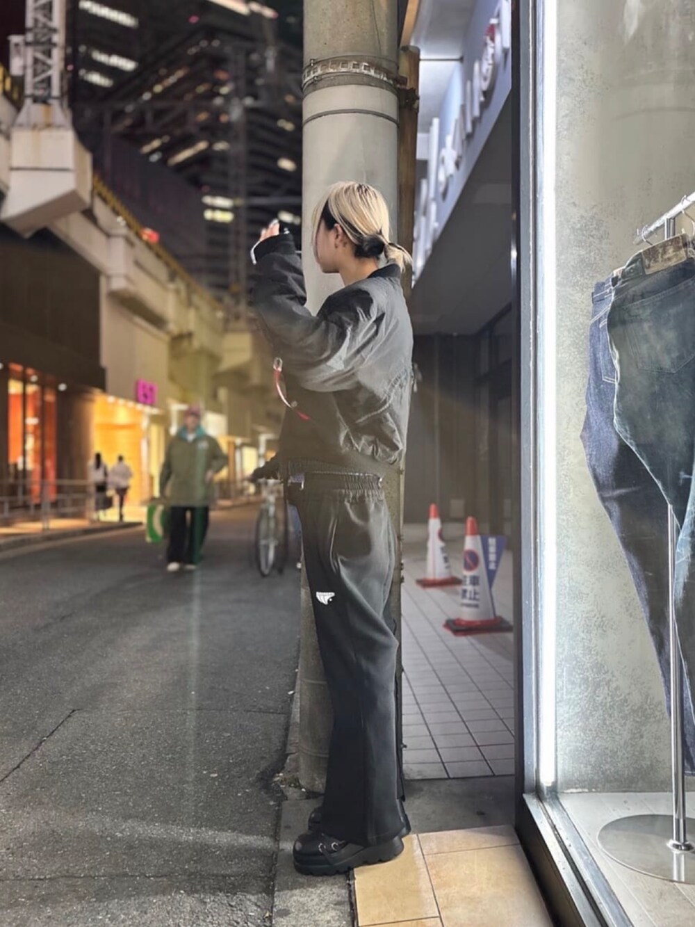 ブラック系のスウェットパンツ、ブラック系のMA-1を着用したレディースの冬コーディネートの2枚目の写真