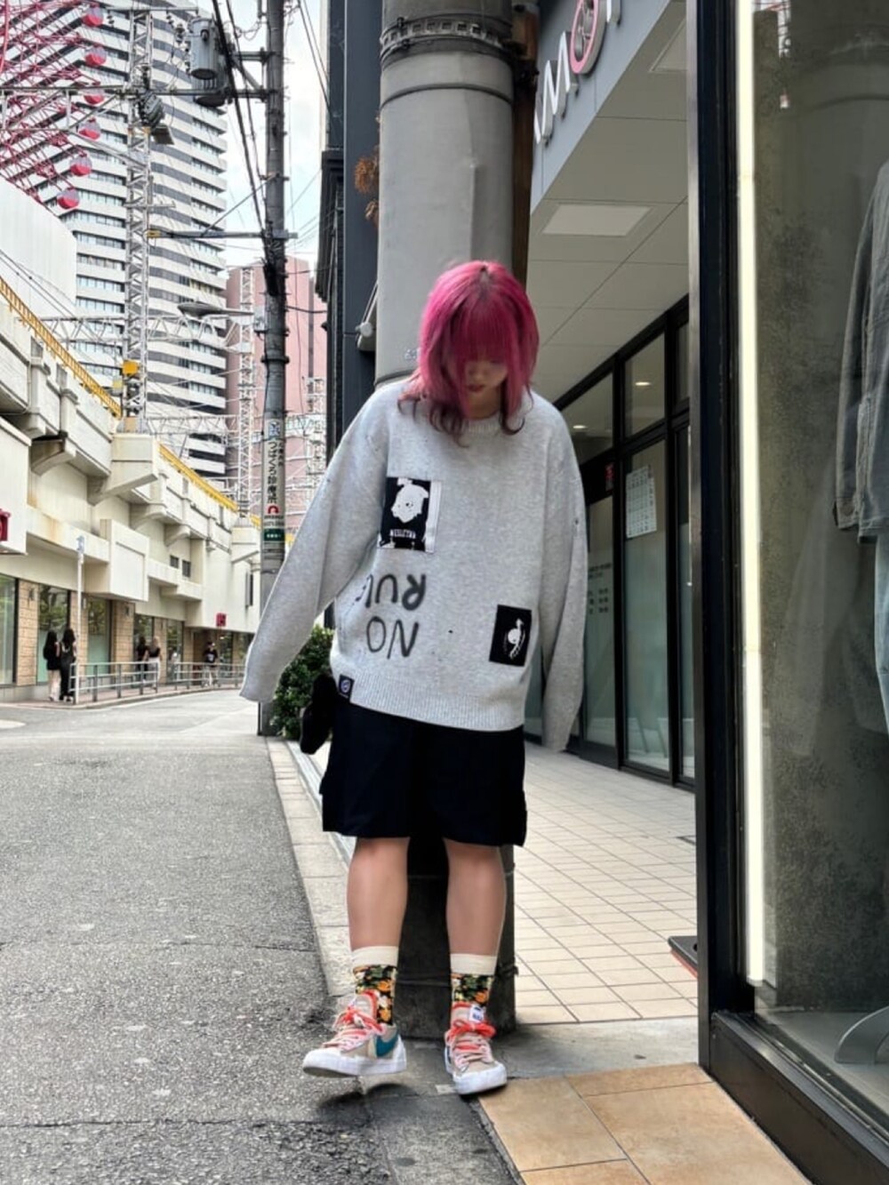 グレー系のニット/セーターを着用したレディースの春コーディネートの2枚目の写真