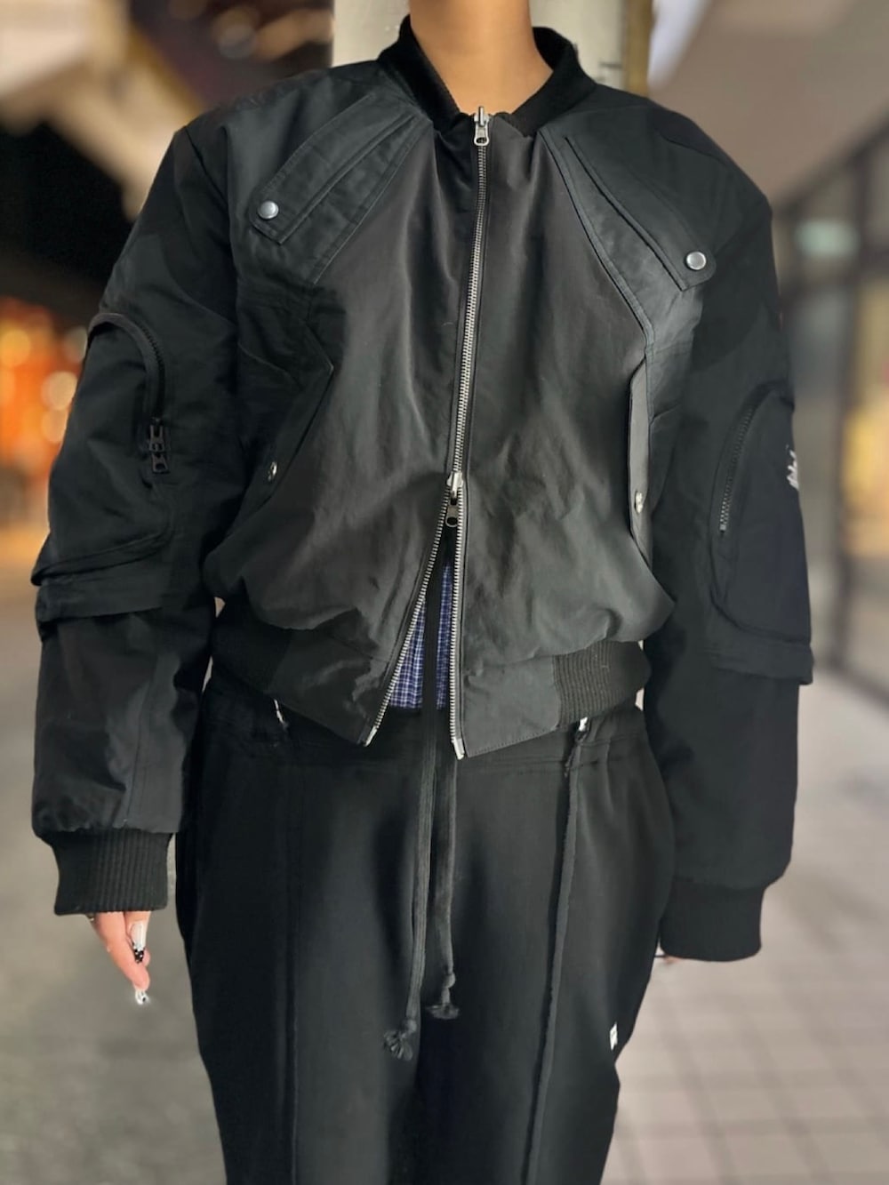 ブラック系のスウェットパンツ、ブラック系のMA-1を着用したレディースの冬コーディネートの4枚目の写真