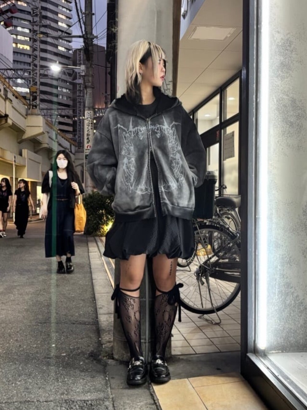 ブラック系のパーカーを着用したレディースの秋コーディネートの2枚目の写真