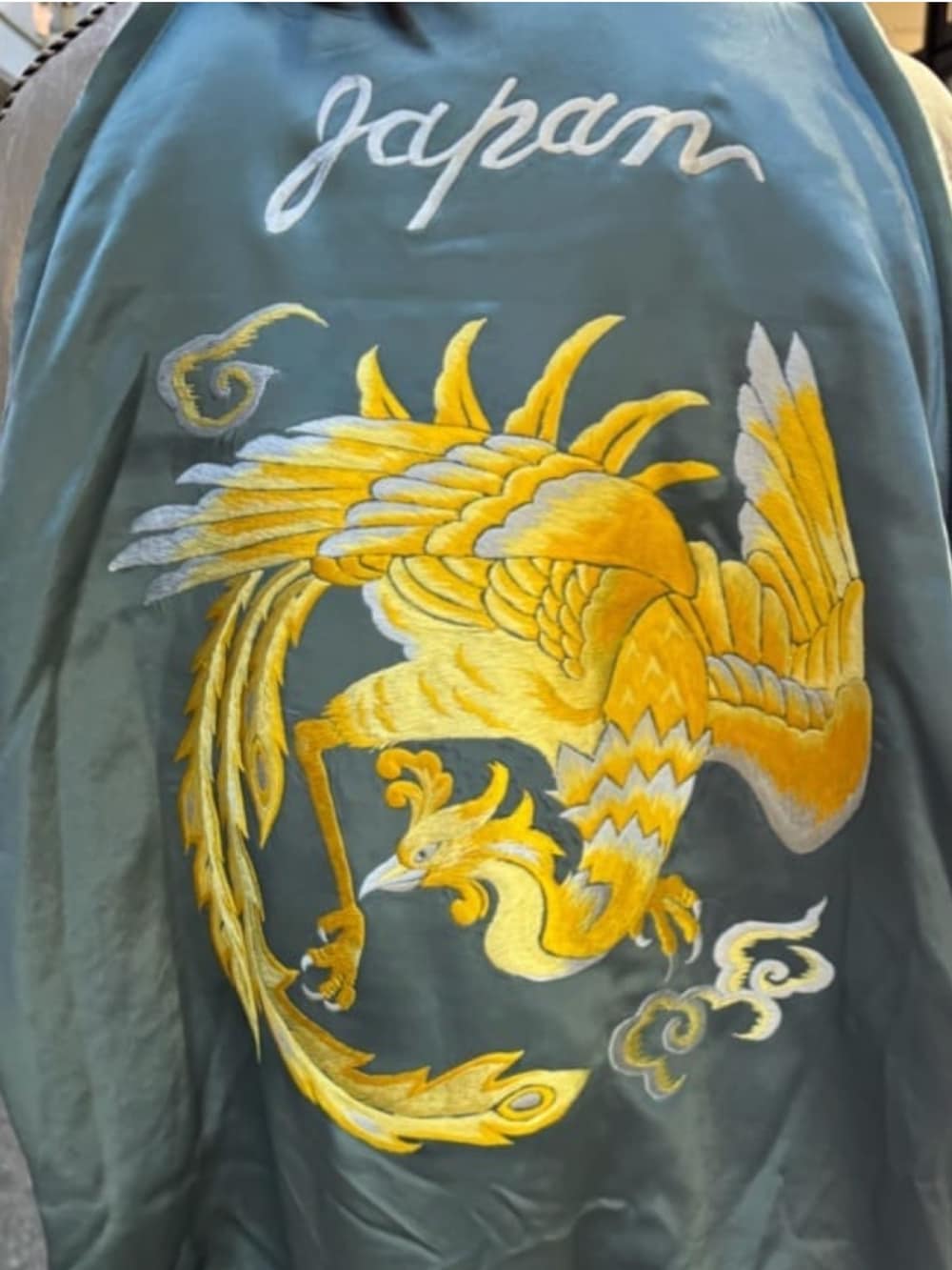 ブルー系のスカジャンを着用したレディースの冬コーディネートの4枚目の写真