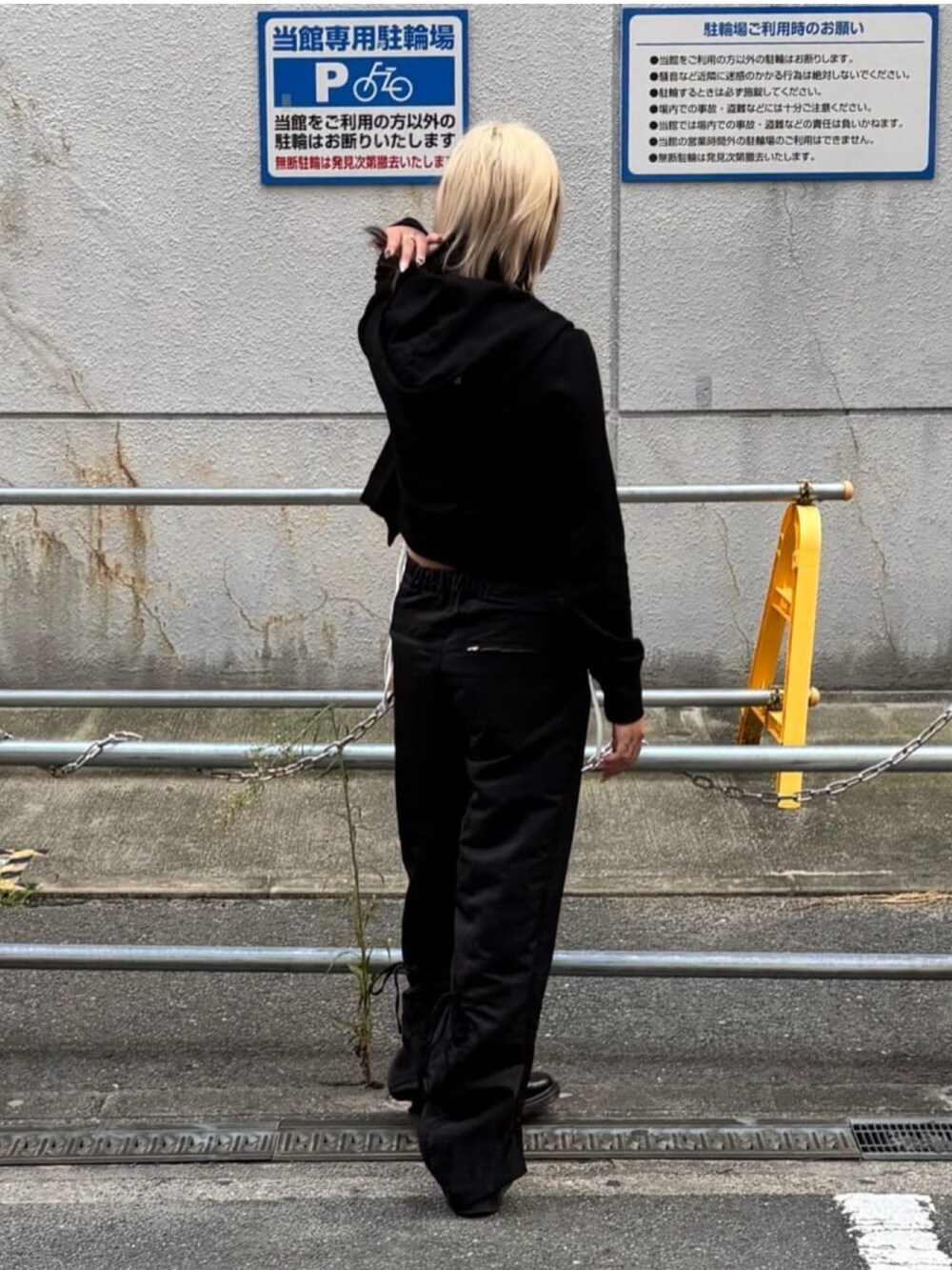 ブラック系のその他パンツ、ホワイト系のTシャツ/カットソー、ブラック系のパーカーを着用したレディースの秋コーディネートの4枚目の写真