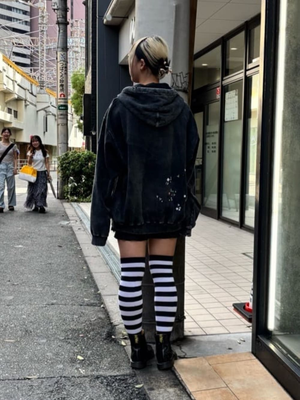 ブラック系のパーカーを着用したレディースの秋コーディネートの3枚目の写真