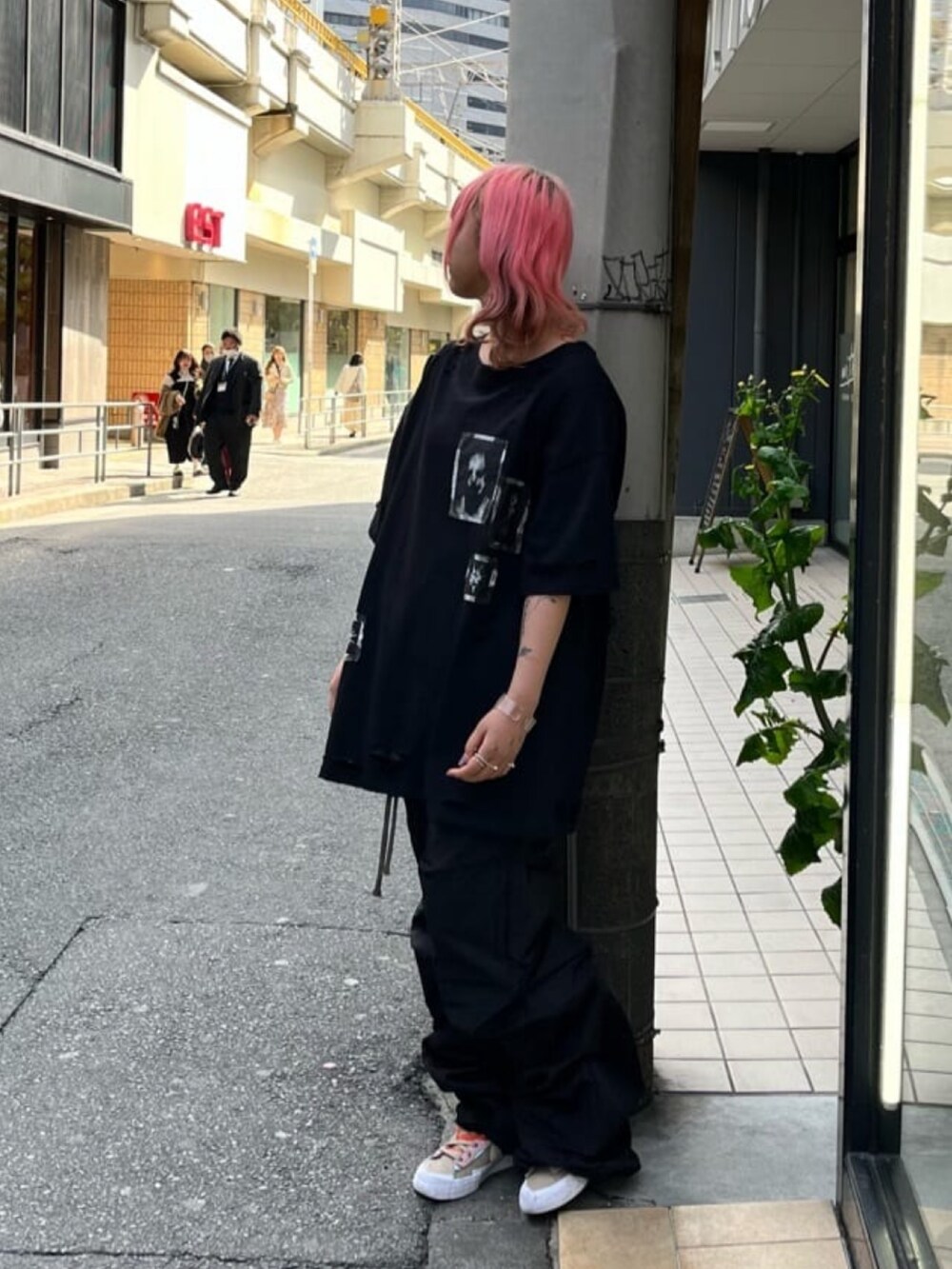 ブラック系のTシャツ/カットソー、ブラック系のその他パンツを着用したレディースの春コーディネートの2枚目の写真