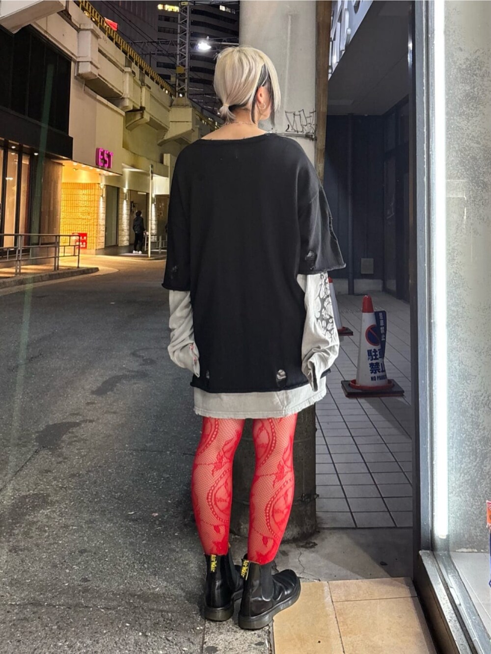 ブラック系のニット/セーター、ベージュ系のTシャツ/カットソーを着用したレディースの夏コーディネートの2枚目の写真